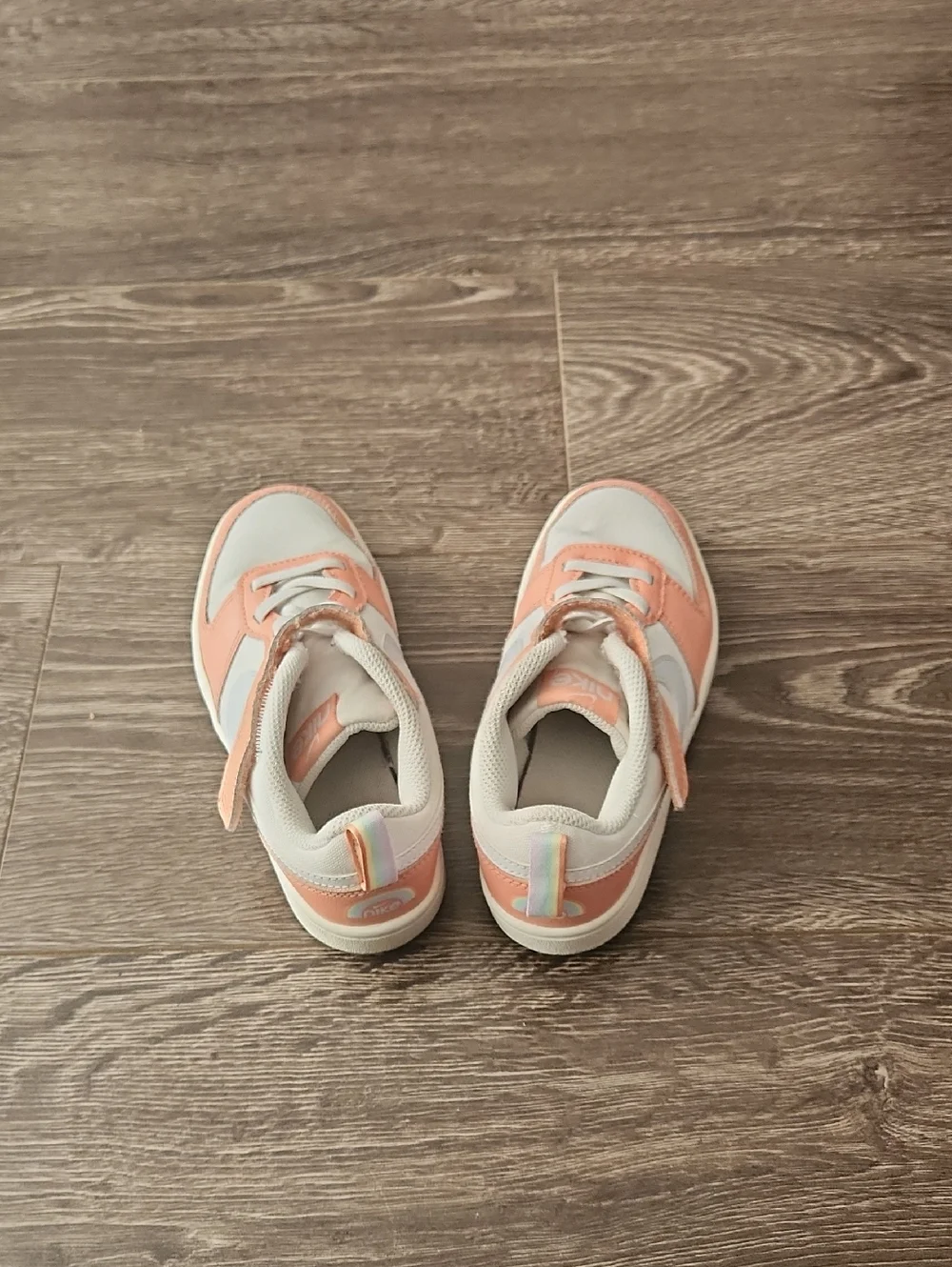 Nike Kids Peach & White Low-Top Sneakers with Hook-and-Loop Strap SZ 1Y - Picture 2 of 10